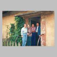 071-1007 Edith und Dietrich Ewert, die Besitzer dieses Hauses mit den heutigen Bewohnern im Juni 1995.jpg